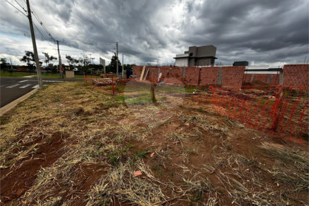 LOTE DE ESQUINA NO CONDOMINIO RESIDENCIAL DAMHA IV