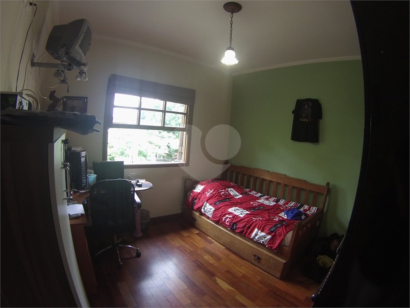 Sobrado com 4 quartos sendo 2 suítes.
