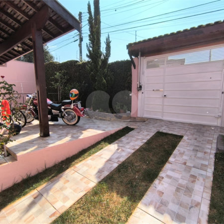 Casa à Venda no Santa Marta com 3 Suítes e Piscina