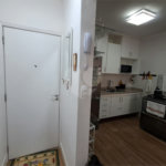 Amplo apartamento à venda totalmente reformado, sala ampliada, quarto, escritório, cozinha integrada e banheiro com box e banheira.