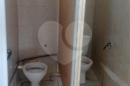 Casa térrea + Sala Comercial na Vila Prado.