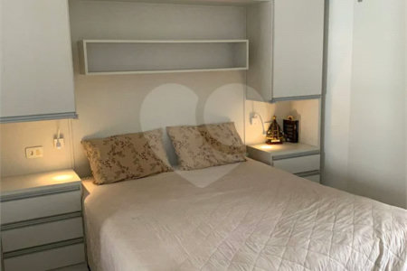 Sobrado com 3 quartos e garagem para 5 veículos.