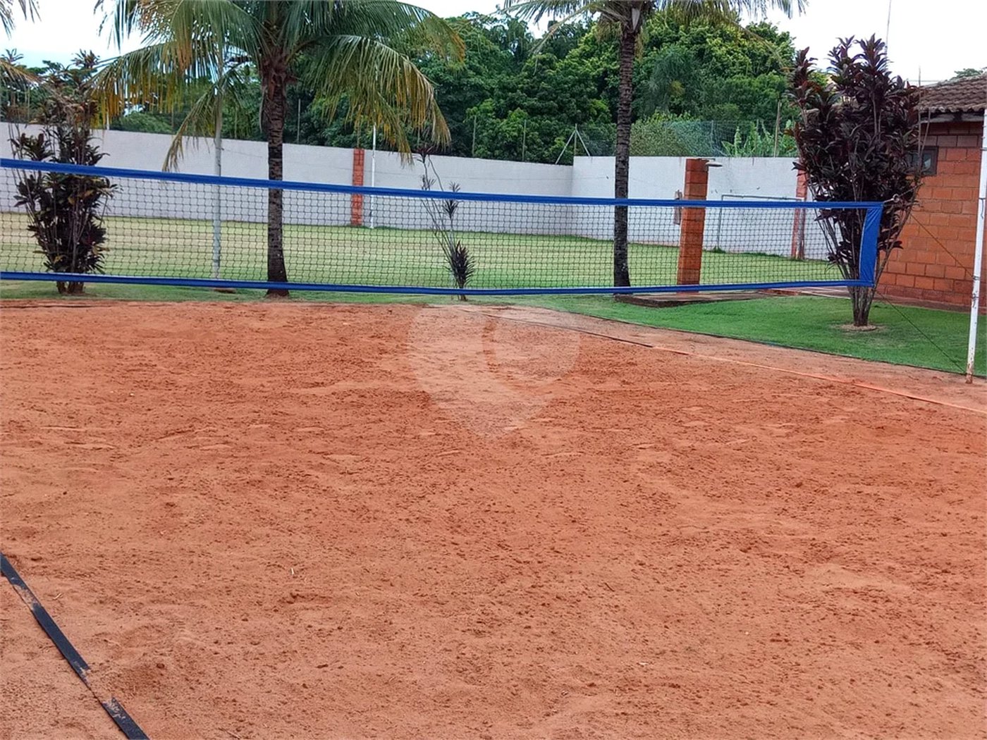 Chácara à venda. Ampla área de lazer. Aceita permuta com apartamento na praia
