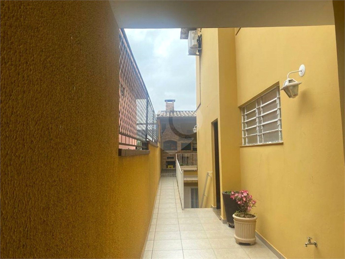 Sobrado à venda com 150 metros de área util e possui 3 dormitórios, sendo 1 suíte.