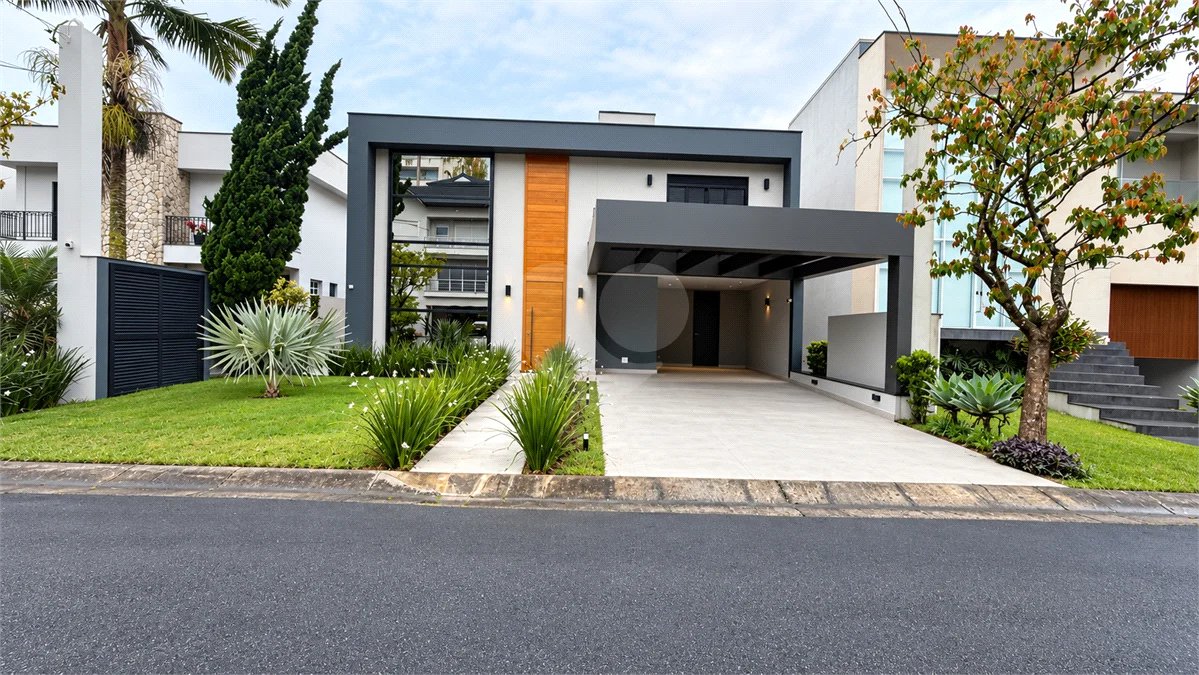 Sobrado de alto padrão no Swiss Park, totalmente reformado, com 4 suítes, piscina, elevador, espaço gourmet, 4 vagas e condomínio com lazer completo.