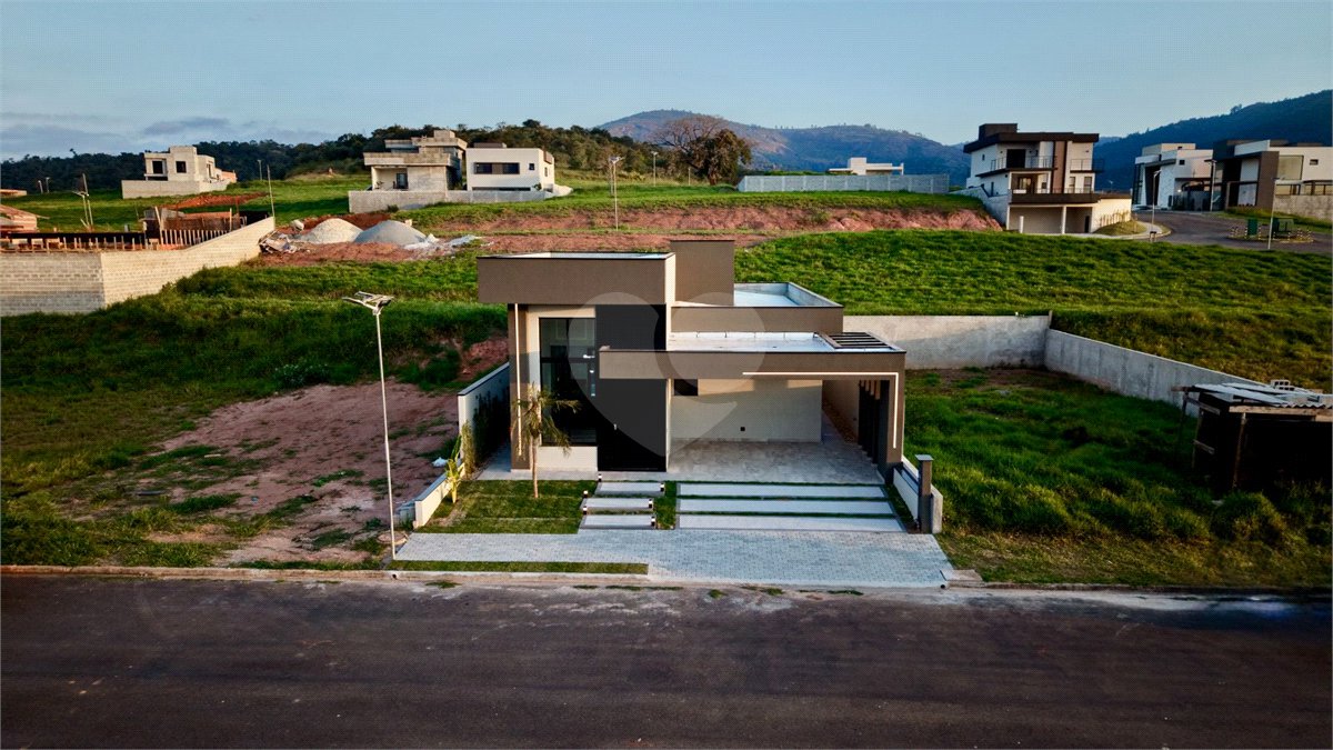 Casa térrea 3 dormitórios (3 suítes), espaço gourmet, piscina, 2 vagas garagem, condomínio fechado com ampla área lazer