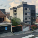 Sobrado novo com 3 suítes, 4 vagas, espaço gourmet com churrasqueira, jardim de inverno e acabamento premium. Conforto, modernidade e sofisticação.