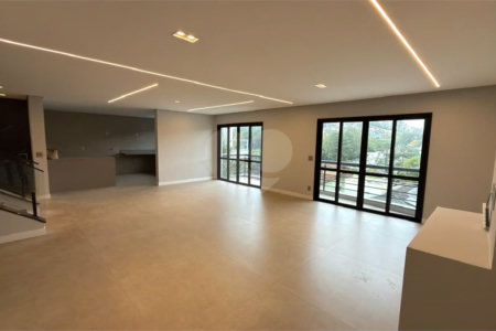 Sobrado de alto padrão no Swiss Park, totalmente reformado, com 4 suítes, piscina, elevador, espaço gourmet, 4 vagas e condomínio com lazer completo.