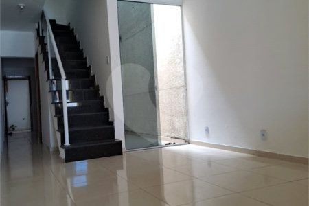 Sobrado novo de 3 quartos, 1 suíte, com 100 m², 2 vagas de garagem à venda no Jardim Eliane SP
