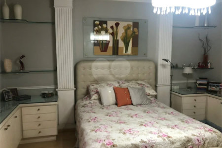 Sobrado com 363m² à venda no Alto da Moóca - 3 suítes e 6 vagas.