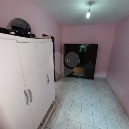 Sobrado à venda com excelente distribuição de espaços