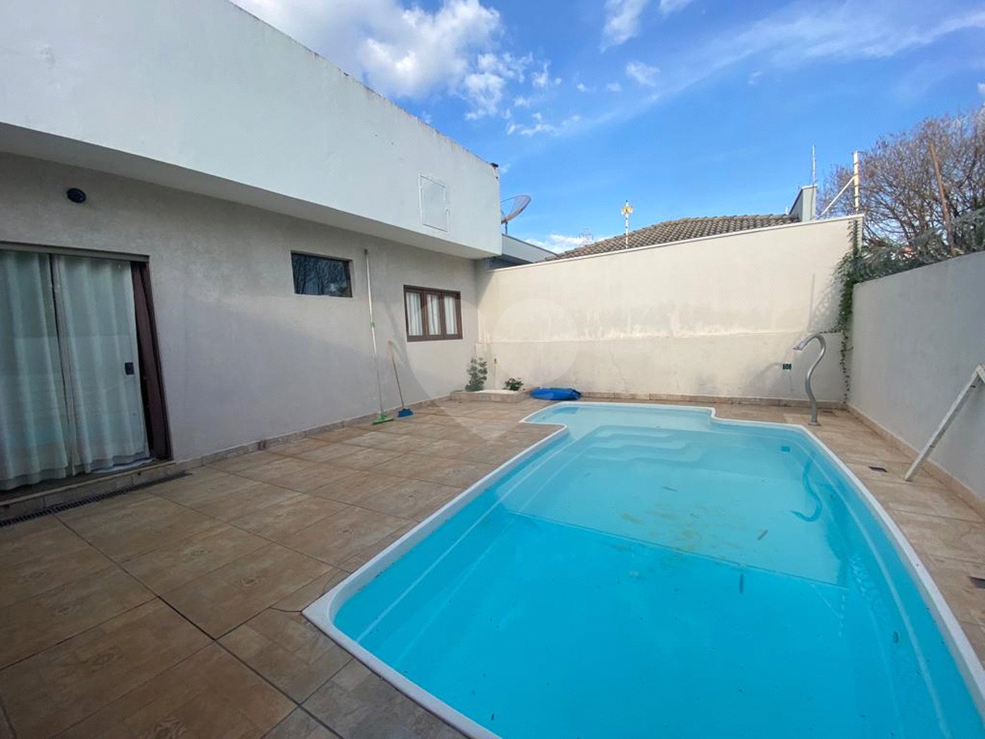 Excelente casa toda reformada e com otimo acabamento com churrasqueira e piscina