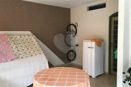 Casa térrea com 3 dormitórios, sendo 2 suítes.