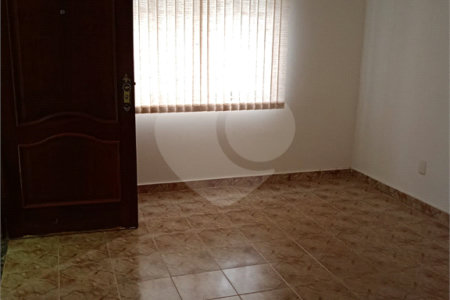 Casa térrea com 3 dormitórios.