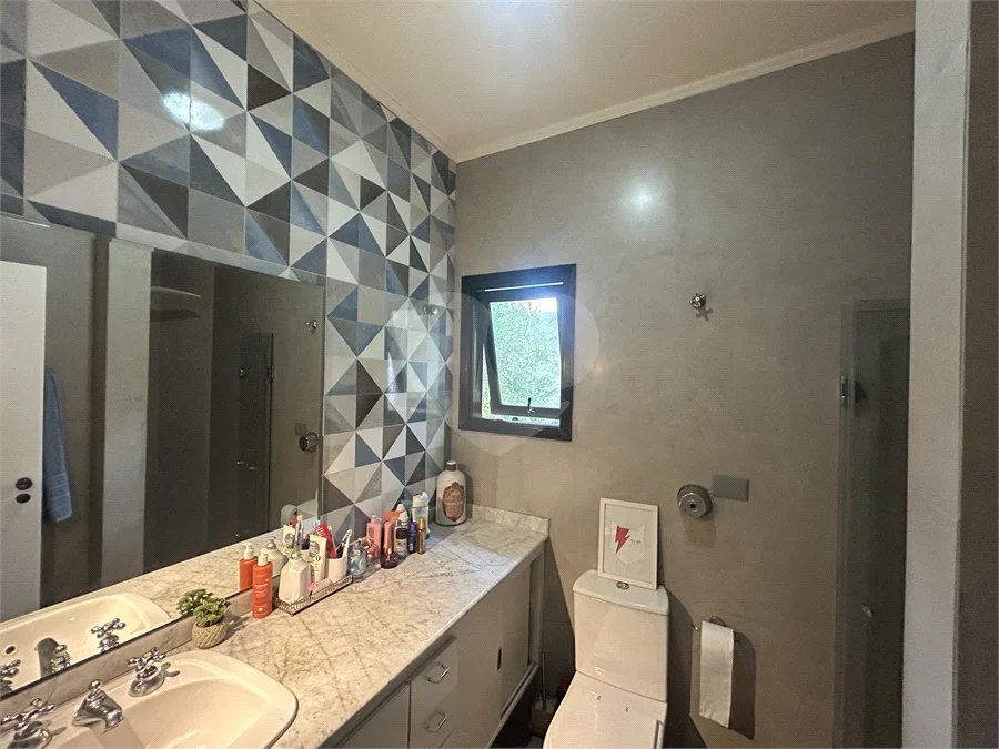Casa em condomínio com 3 dormitórios, 01 suíte, garagem para 06 carros, área gourmet, piscina.