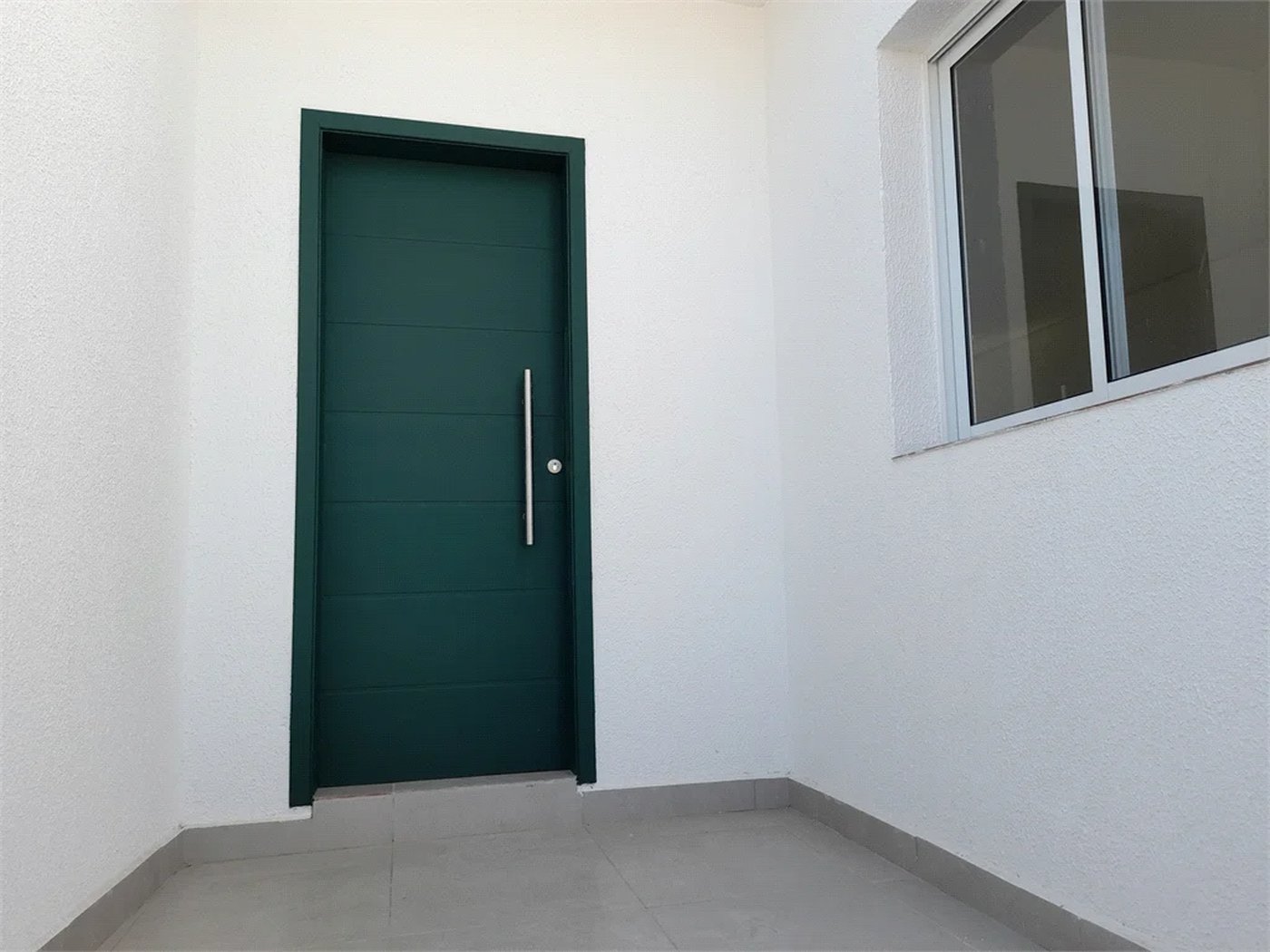 Sobrado novo com duas suites , duas vagas .