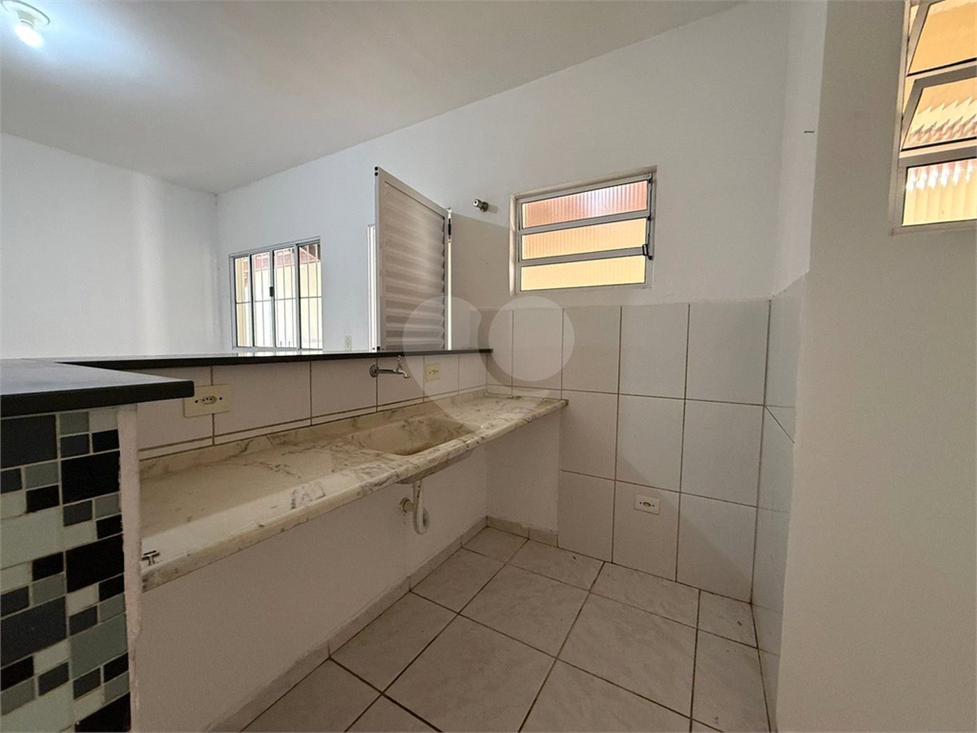Casa térrea em Atibaia com 2 dormitórios, 2 vagas de garagem, quintal nos fundos, aceita financiamento