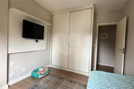 Apartamento de 130 m² com três dormitórios, sendo uma suíte, com armários embutidos, dependências de empregado e lavabo