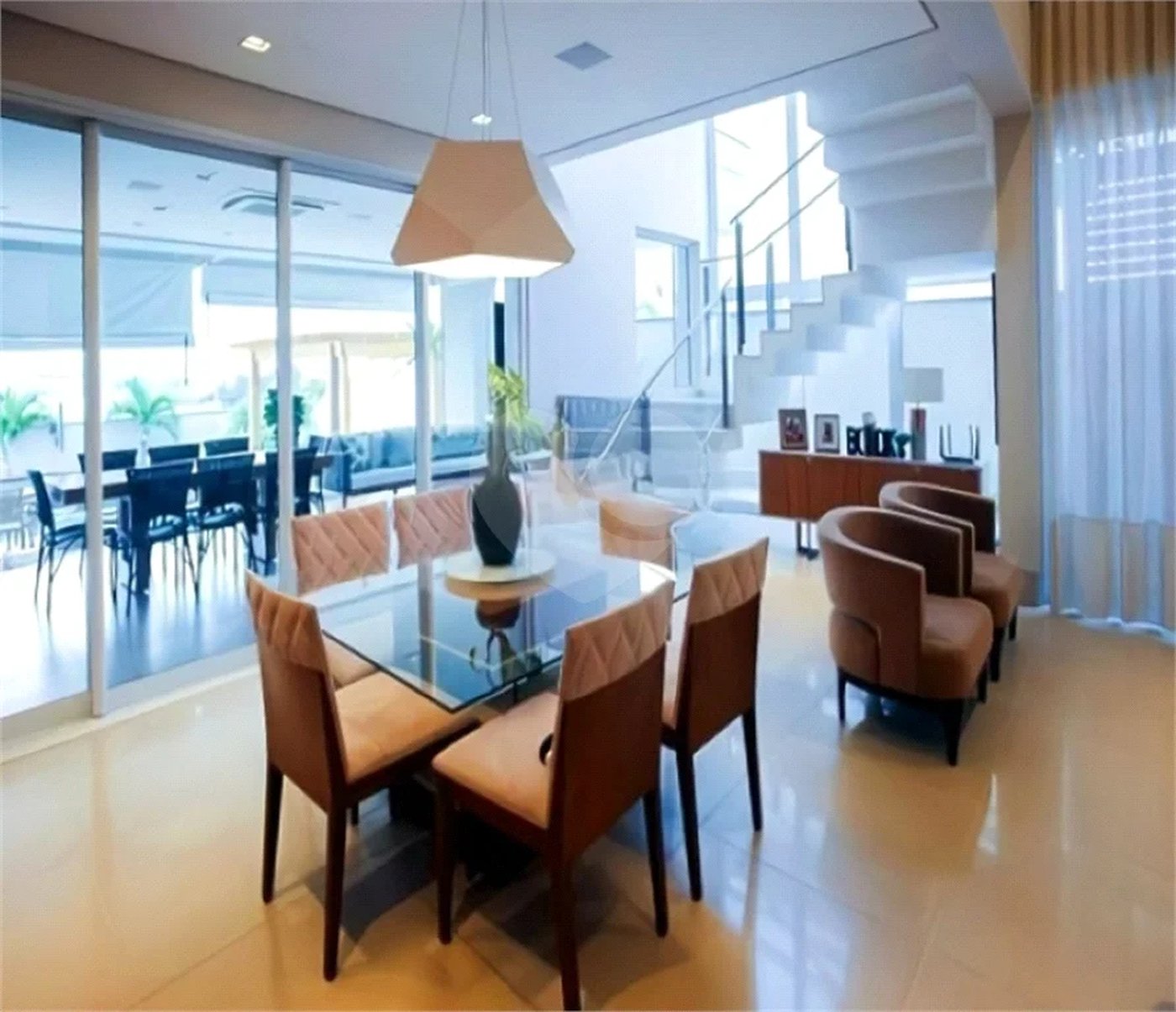 Casa de Alto Padrão em Condomínio com 4 suítes.