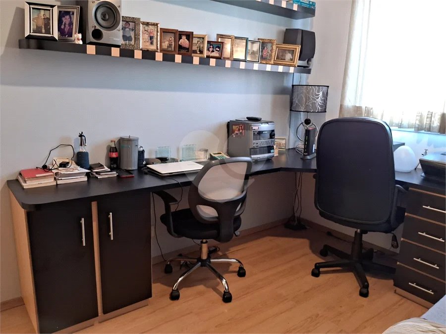 Prédio com portaria 24 horas, e lazer. Apartamento com 3 dormitórios, uma suíte, 2 vagas de garagem