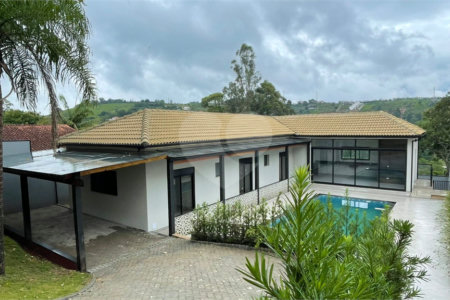 Casa térrea encantadora - Terreno 544m² (17 x 32m), com 198m² no Bairro Estância Brasil - Atibaia