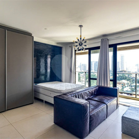 Itaim ! Studio ,muito bem localizado ! vaga de garagem !