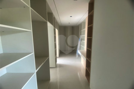 Casa à Venda no Condomínio Damha III