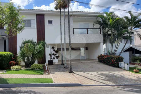 Lindo sobrado com 4 suites e piscina à venda, 365m², por R$ 2.450.000,00 no condomínio Villa Suiça, em Indaiatuba/SP.