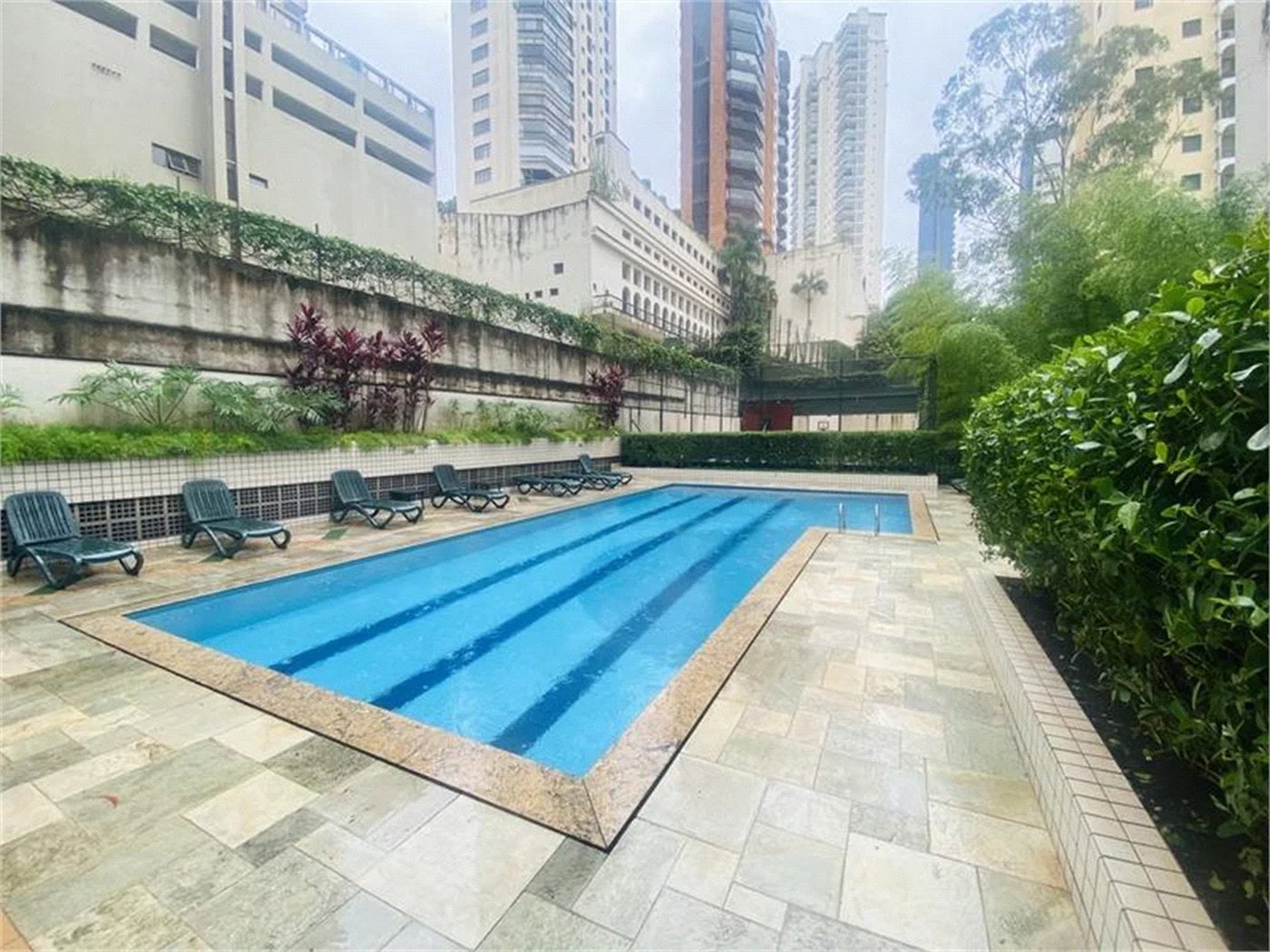 Apartamento com 2 dormitórios , uma suíte e 2 vagas cobertas . Excelente Valor