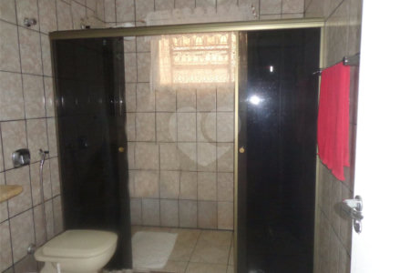 Casa Térrea com 3 dormitórios, sendo 1 suíte.