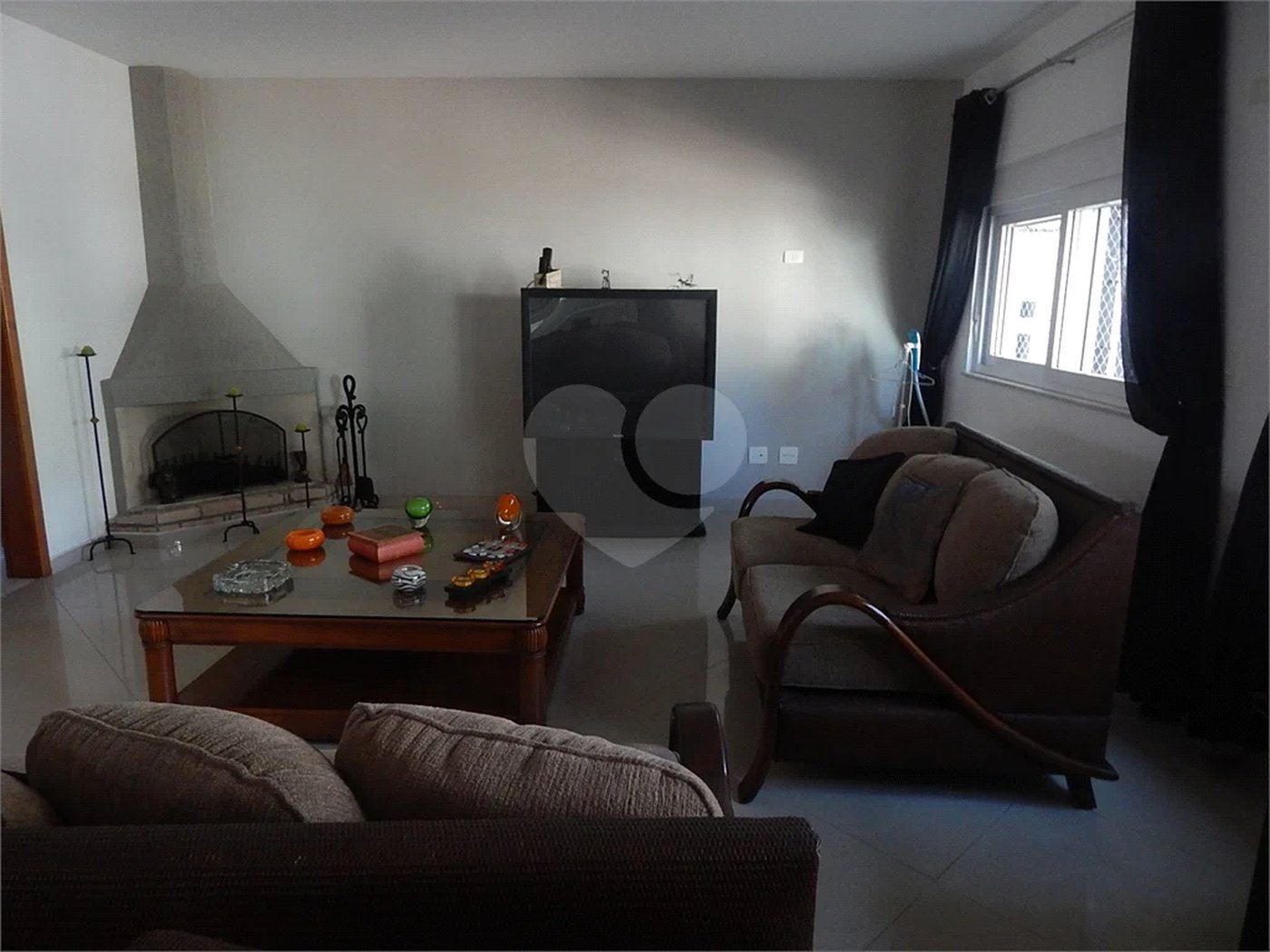 Casa em condomínio fechado no Jardim Floresta, 3 suítes, área gourmet, piscina, 4 vagas.