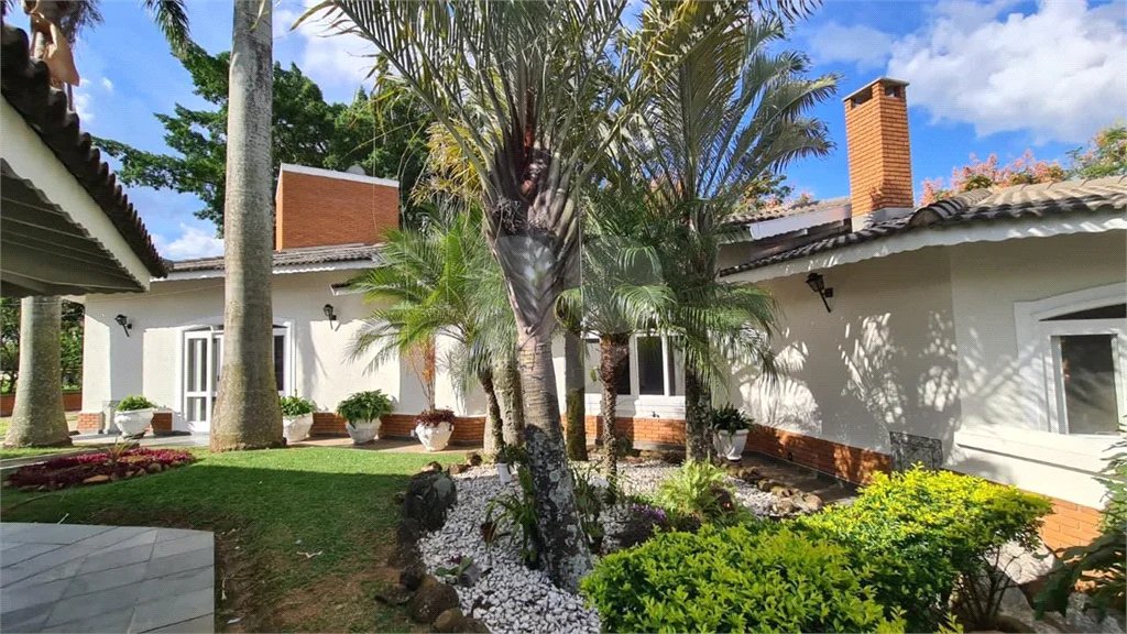 Casa à venda com 5 quartos, sendo 3 suítes,  no condomínio Village Sans Souci, Valinhos - SP