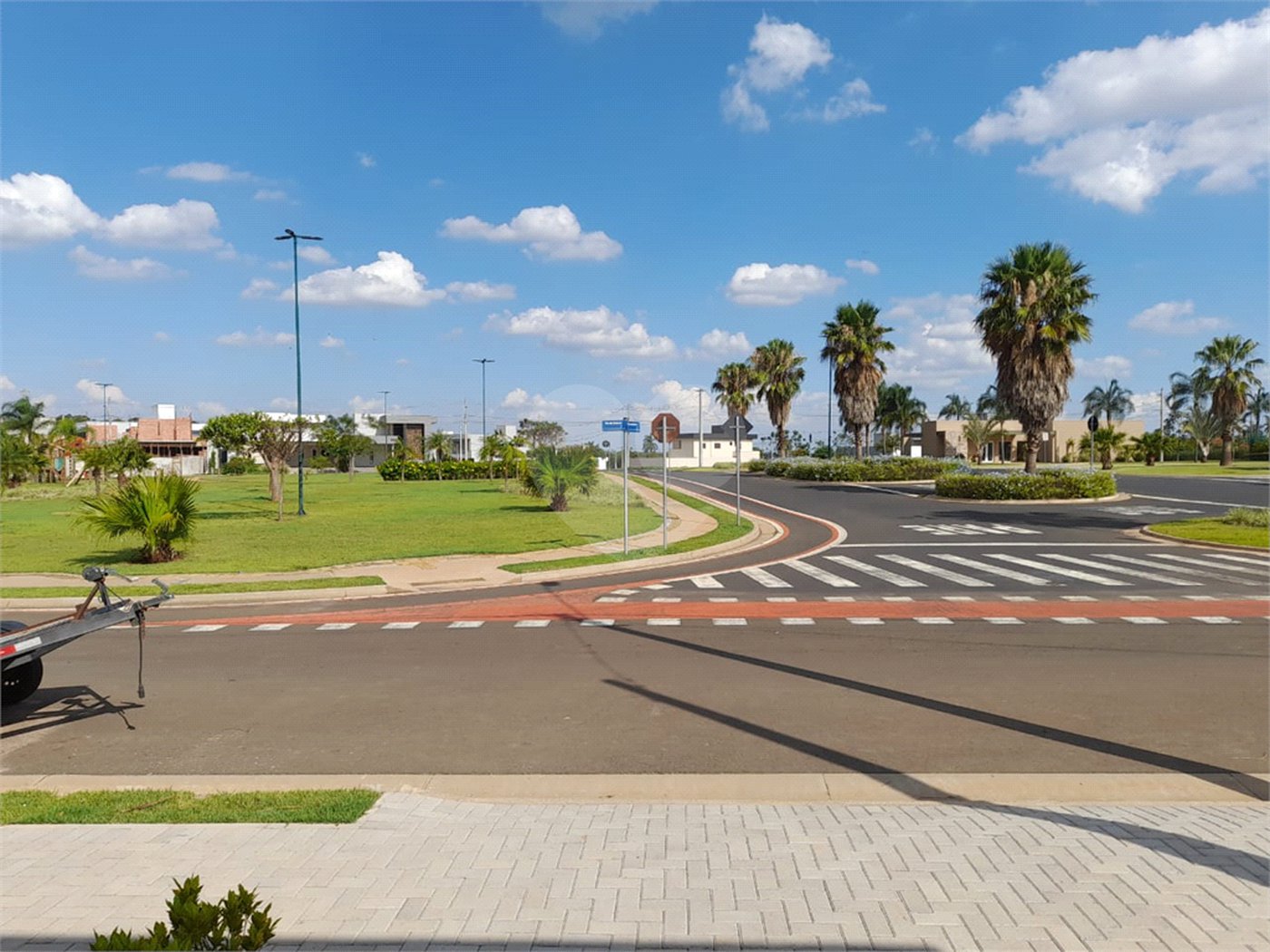 Belíssima Casa à Venda no Condomínio Damha IV