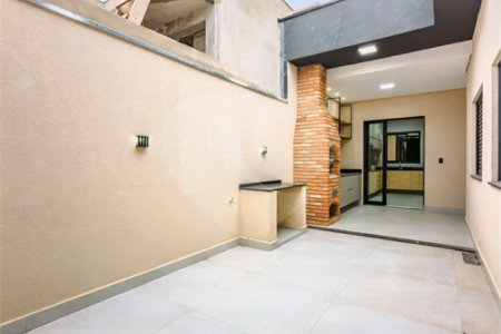 Indaiatuba - Jardim Bom sucesso - Área total: 150m² - Área construída: 115m² - 3 dormitórios sendo 1 suíte com armário planejado;Sala para dois ambientes; Banheiros com box gabinetes e espelhos; Área gourmet com churrasqueira a carvão e móveis planejados; Lavanderia coberta; Ar condicionado na sala
