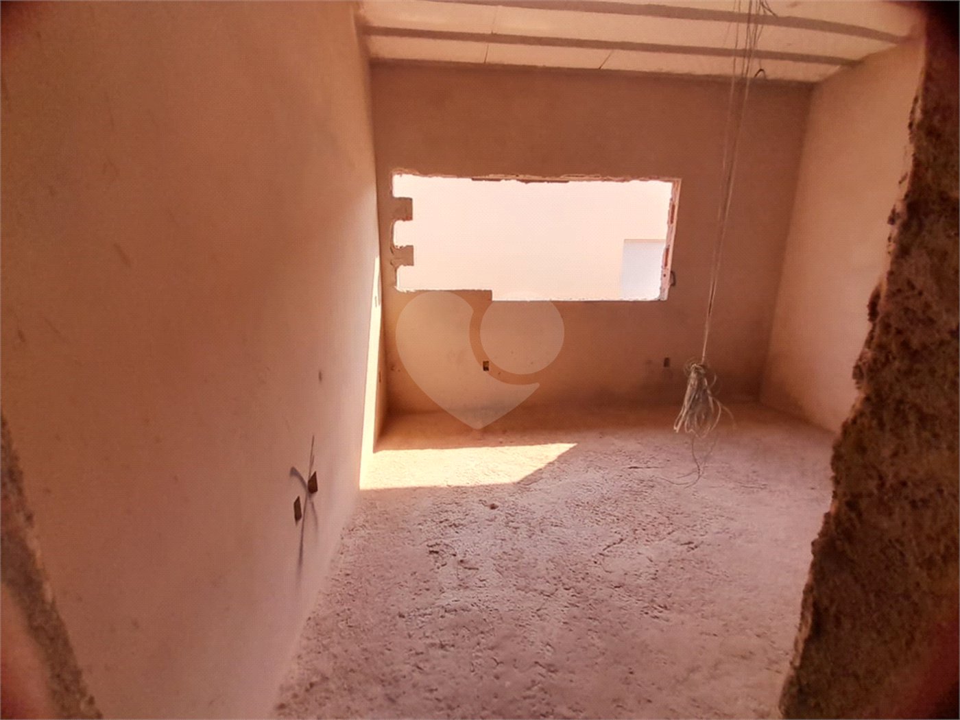Casa em Construção com Área Gourmet e Piscina no Condomínio Damha II