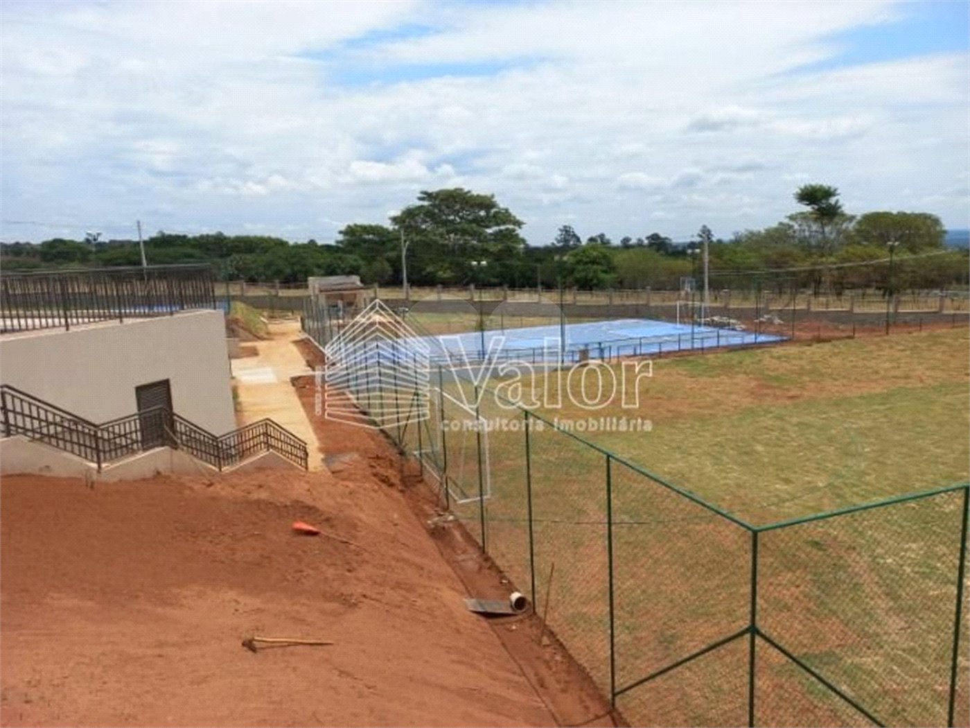 Terreno plano no Condomínio Villeneuve, com 250,00 m² de área total.