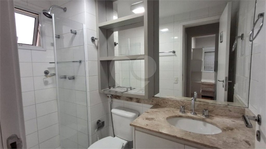 Apartamento com dois dormitórios sendo um climatizado, com duas vagas de garagem.