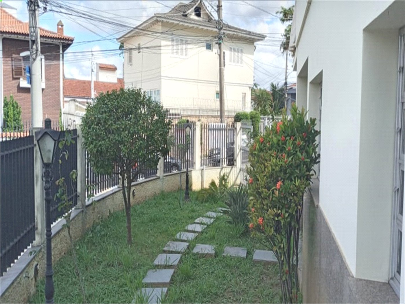 Bonita casa assobradada,no Bairro das Palmas do Tremembé, terreno com 14 X 50 e 350 área construída