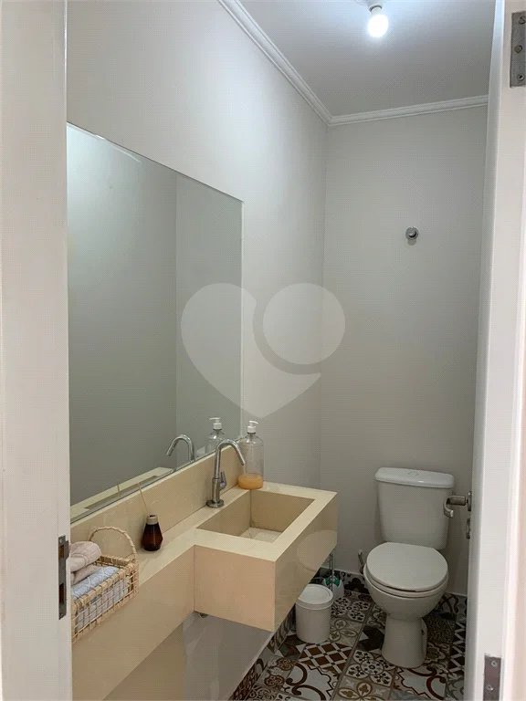 Sobrado com 3 quartos e garagem para 5 veículos.