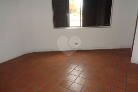 Sala comercial 27,5m² para locação na Av. Lucas Nogueira Garcdz - Atibaia - SP