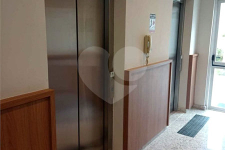 Apartamento no Condomínio Parque dos Jacarandás.