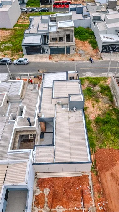 Indaiatuba - Jardim Bom sucesso - Área total: 150m² - Área construída: 115m² - 3 dormitórios sendo 1 suíte com armário planejado;Sala para dois ambientes; Banheiros com box gabinetes e espelhos; Área gourmet com churrasqueira a carvão e móveis planejados; Lavanderia coberta; Ar condicionado na sala