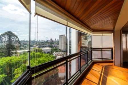Higienópolis: 2 suítes, varanda envidraçada e vista aberta
