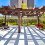 Apartamento de 127 m² em andar alto, com vista livre, 3 suítes planejadas, sacada gourmet envidraçada, 2 vagas e lazer completo, próximo ao Shopping Golden Square e à Avenida Kennedy.
