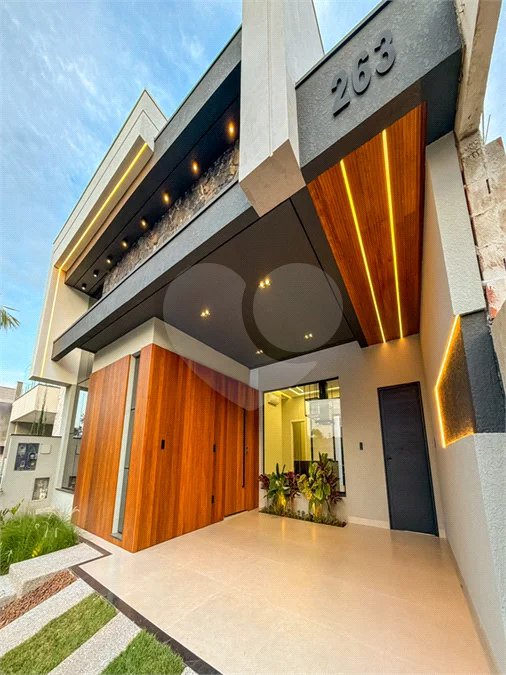 Indaiatuba - Condominio Sapezal - R$ 2.400.000,00 - Área Total 360,00 m² - Área Construída 213,32 m² - TÉRREA - 03 suítes sendo a master com closet; - Escritório; Lavabo; Cozinha com cooktop e planejados; Gourmet com churrasqueira; Ambientes preparados para ar condicionado; Piscina com cascata,