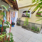 Sobrado com 3 suítes, 5 banheiros, 4 vagas, quintal e churrasqueira.