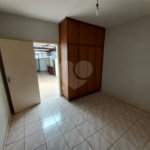 Casa Térrea com 3 dormitórios, sendo 1 suíte.