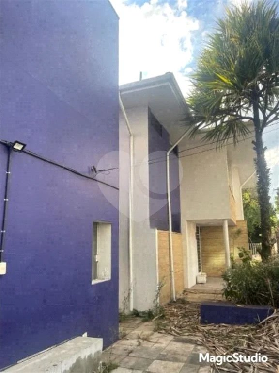 Casa comercial com 300m², 5 quartos, 2 vagas, para locação no Campo Belo!