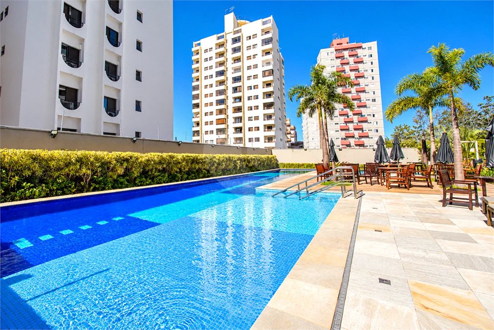 Apartamento de 127 m² em andar alto, com vista livre, 3 suítes planejadas, sacada gourmet envidraçada, 2 vagas e lazer completo, próximo ao Shopping Golden Square e à Avenida Kennedy.