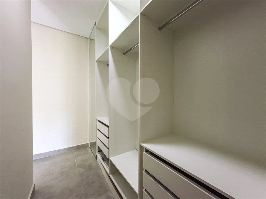 Indaiatuba - Condomínio Milano - Sobrado - 350 m² de terreno - 240 m² de área construída - 4 vagas de garagem, sendo 2 cobertas - Salas de estar e jantar integradas - 3 suítes com closet e varanda no pavimento superior - Escritório no térreo - Espaço gourmet com churrasqueira - Banheiro externo